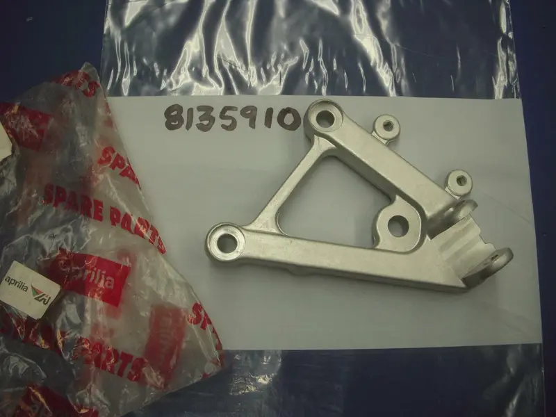 Aprilia Rsv1000 Left Front Peg Bracket – Nos Ap8135910, New (1998–2005) 1