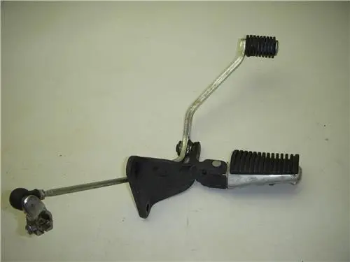 Left-Side Driver’S Footpeg With Shifter Mount — 1998–2011 Yamaha Xvs650 V-Star 650 Classic (Part #K3052-55) 1